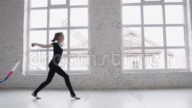<strong>艺术体操</strong>训练-十几岁的女孩在白色的工作室或